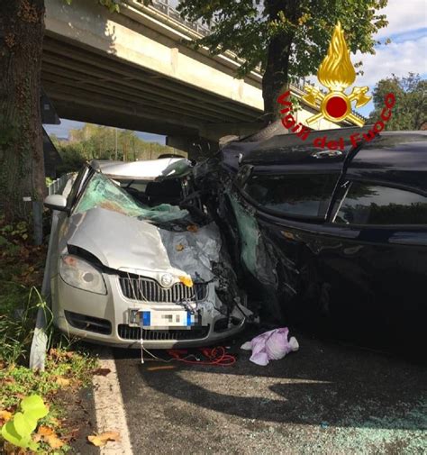 Urta Contro Un Albero E Travolge Altre Auto Tre Feriti Nello Scontro