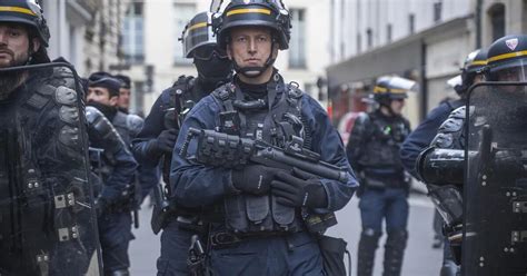 La Policía Irrumpe En El Edificio De La Sciences Po De París Para