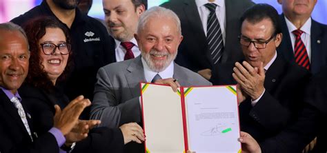 Lula Assina Projeto De Lei Que Regula Atua O Dos Motoristas De