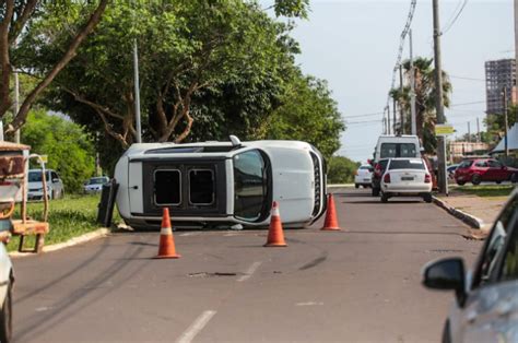 V Deo Mostra Colis O Que Terminou Carro Tombado Em Cruzamento