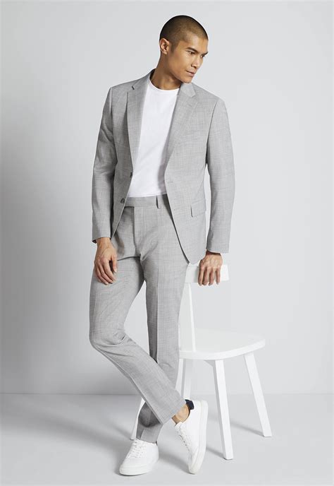 Stylish Ways To Wear A Suit With A T Shirt Suits Expert