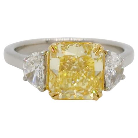 Bague à trois pierres radiantes en platine et diamant jaune 18 carats