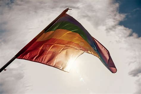 Movimiento De La Bandera Lgbt Del Arco Iris Que Agita Contra El Sol Y