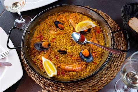 Paella Marinera Con Gambas Y Mejillones Servidos En Frypan De Hierro