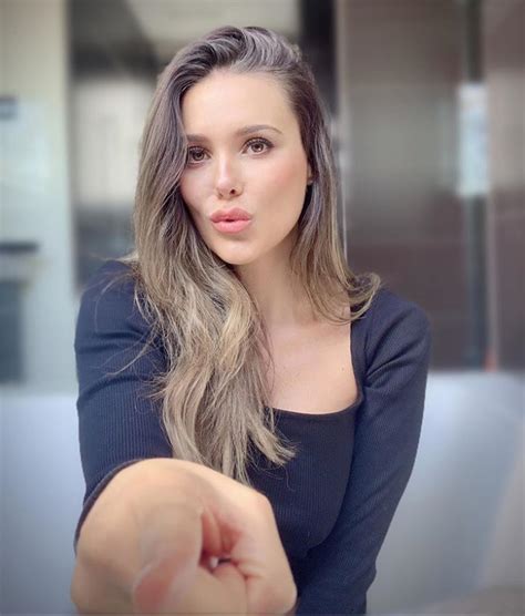 El posado en bikini de Lorena Gómez dos meses después de dar a luz
