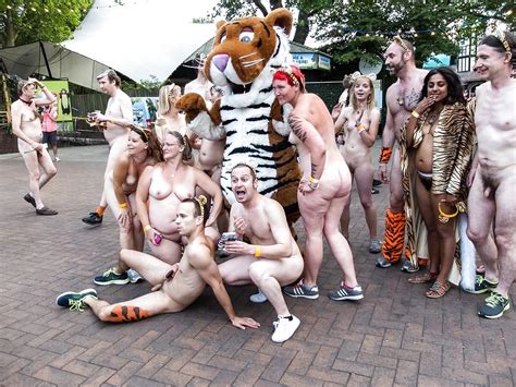 Nackt Laufen Als Protest Porno Bilder Sex Fotos XXX Bilder