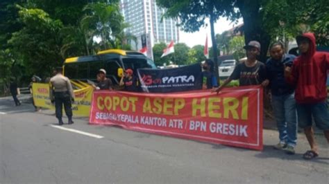 Tuntut Copot Asep Kepala Atr Bpn Gresik Puluhan Aktivis Pemuda Demo