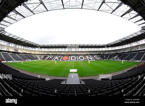 Mk Dons Fc Banque De Photographies Et Dimages à Haute Résolution Alamy