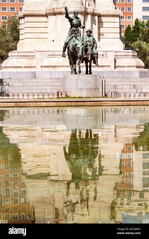 Miguel De Cervantes Saavedra Denkmal Fotos Und Bildmaterial In Hoher