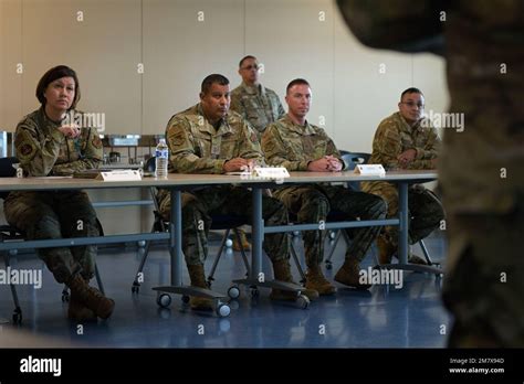 La sargento principal de la Fuerza Aérea Joanne Bass escucha un