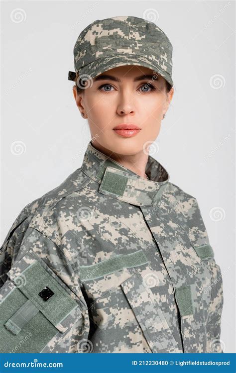 Mujer Con Uniforme Militar Sobre Gris Foto De Archivo Imagen De