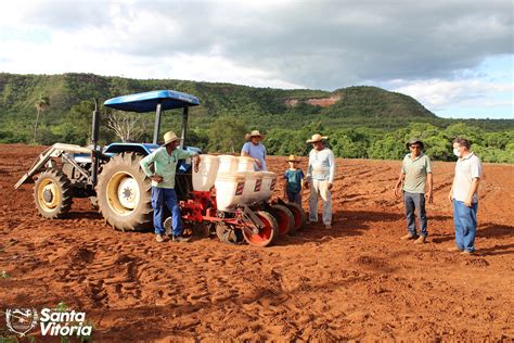 Prefeitura De Santa Vit Ria Auxilia Produtores Rurais Oferecendo