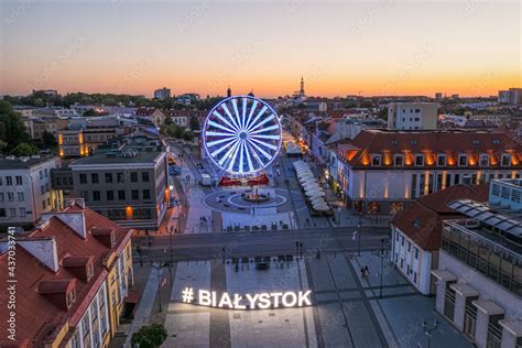 Fototapeta Białystok widok z lotu ptaka o zmierzchu na Ratusz Rynek