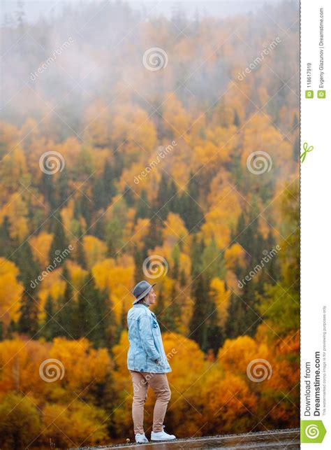 Yoga Practicante De La Mujer En La Naturaleza El Meditating Al Aire