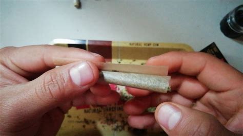 How To Roll A Joint For Beginners Como Rolar Un Porro Para