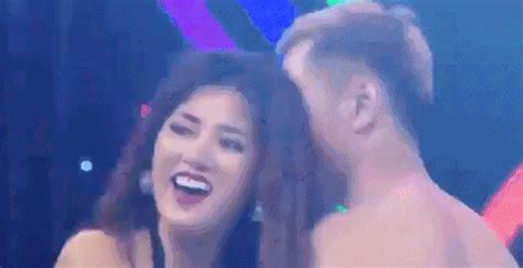 Nữ diễn viên mặc bikini biểu diễn trên sóng truyền hình gây bất ngờ