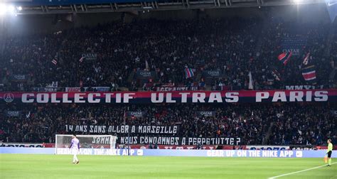 Psg Mobilisation Des Supporters Parisiens Devant Le Si Ge Du Club Ce