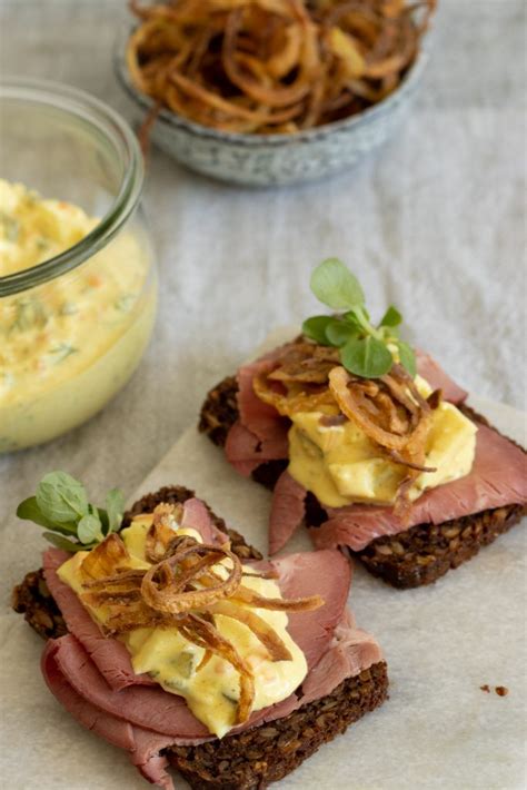 Rugbrød med roastbeef karrysalat og ristede løg Julie Bruun