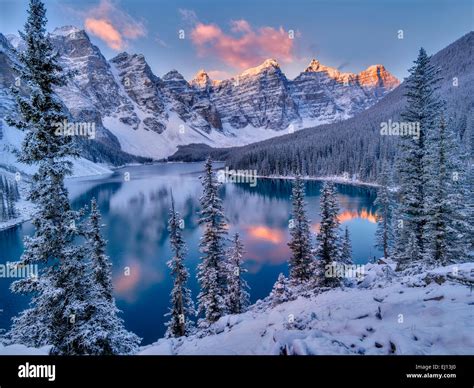 Sunrise Und Erster Schnee Der Saison Auf Moraine Lake Banff