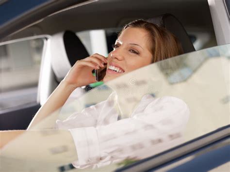 Mulher No Carro Que Fala No Telefone E Que Faz a Composição Imagem de