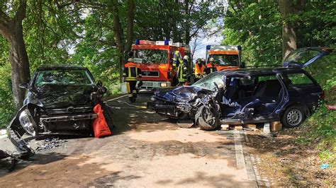 Autofahrerin Nach Frontalcrash Bei Holzheim Eingeklemmt