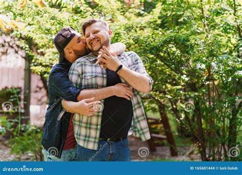 Pareja Gay En El Parque Joven Abrazando Y Besando A Su Novio Foto De