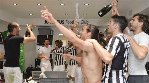 Juventus Champions La Festa In Campo E Negli Spogliatoi On Field And