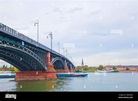 Aerial Tourboat Hi Res Stock Photography And Images Alamy