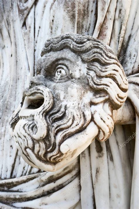 Una M Scara Tr Gica En La Mano De La Estatua De Melpomena La Musa De