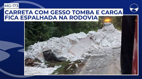 Carreta Gesso Tomba Na MG 173 E Carga Fica Espalhada Na Rodovia