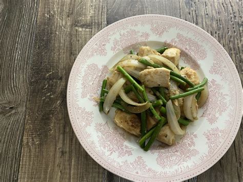 鶏むね肉とにんにくの芽の五香粉炒め 週末シェフの家呑みレシピ