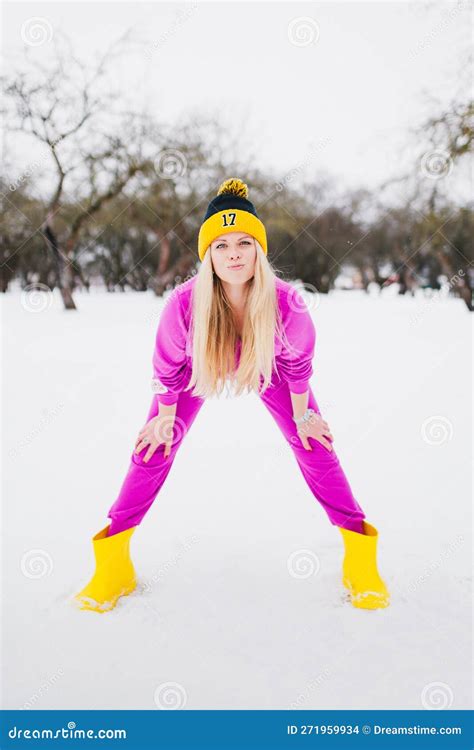 Une Charmante Fille Blonde Joyeuse Dans Une Cascade Lilas Sur La Neige Dans Le Parc Grimaces