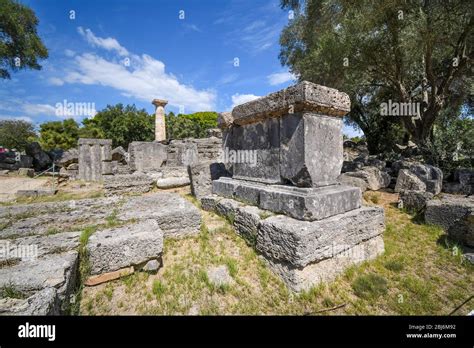 Antiguas ruinas griegas helenísticas de columnas y pedestales en la