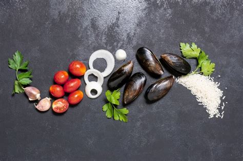 Vue De Dessus Des Coquilles De Moules Aux Tomates Photo Gratuite