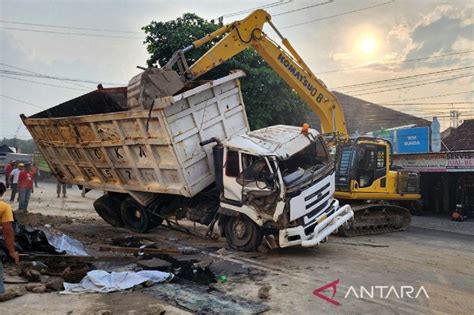 Kecelakaan Maut Di Ngaliyan Semarang Truk Menimpa Mobil Orang Tewas