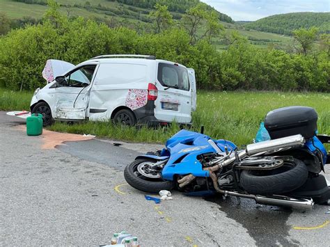 Überholmanöver Motorradfahrer kommt bei Zusammenstoß mit Auto ums