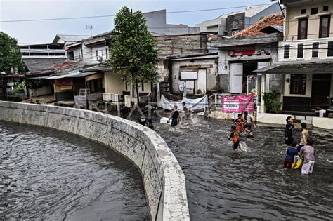 Banjir Luapan Kali Krukut Di Jakarta Antara Foto