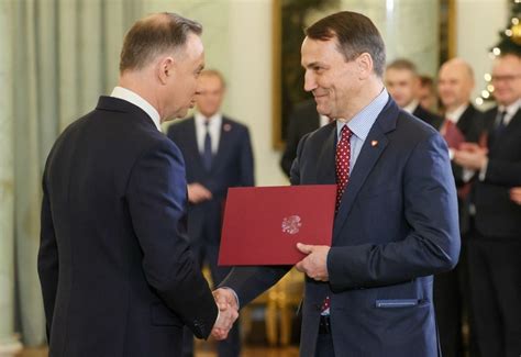 Rados Aw Sikorski Straci Mandat Europos A Ile Zarobi Jako Minister