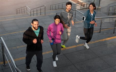 La Gente Latina Se Entrena Al Aire Libre Foto Gratis