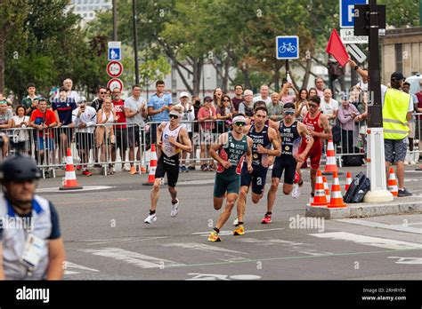 Triathlètes Vus Courir Lors De Lépreuve De Test Individuel Masculine