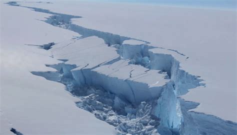 Iceberg Se Desprende De Geleira Na Ant Rtica