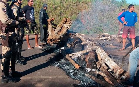 Grupo Fecha Rodovia Em Protesto Contra Buracos E Lama Na Br No Sul