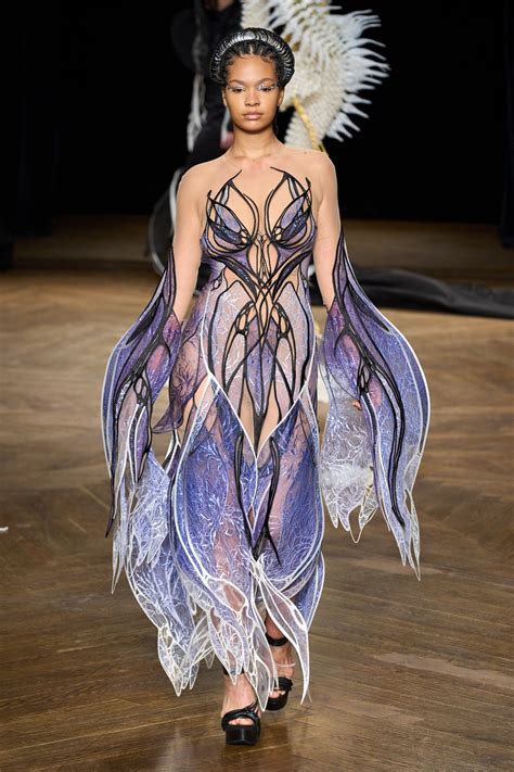 Iris Van Herpen Fall Winter 2022-23 Haute Couture Fashion Show