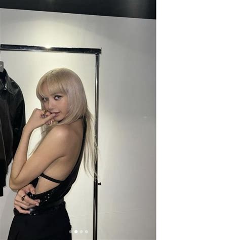 Pamer Punggung Dan Tubuh Ramping Lisa BLACKPINK Tuai Sorotan Patriot