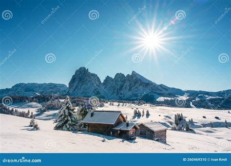 Paisagem Pitoresca Pequena Casa De Madeira No Campo Alpe Di Siusi