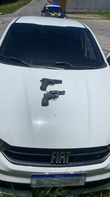 PRF apreende armas munições e celulares em carro roubado que