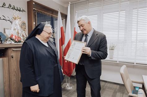 Podzi Kowanie Siostrze Dyrektor Ma Gorzacie Gil Za Prac W Domu Pomocy