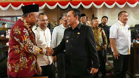 Sampaikan Nota Keuangan Dan Ranperda Apbd Provinsi Kepri Gubernur