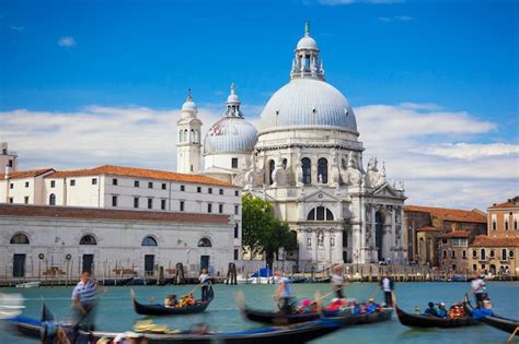 Gôndolas No Canal Grande Com A Basílica Di Santa Maria Della Salute Ao