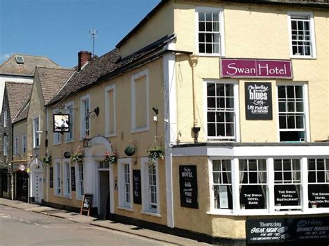 wotton  edge cotswold  south walking holidays accommodation